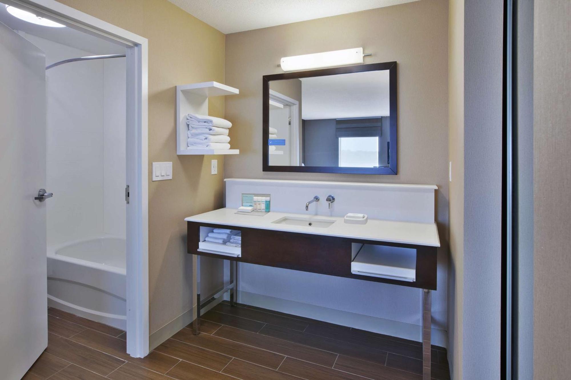 Hampton Inn Commerce/Novi Εξωτερικό φωτογραφία